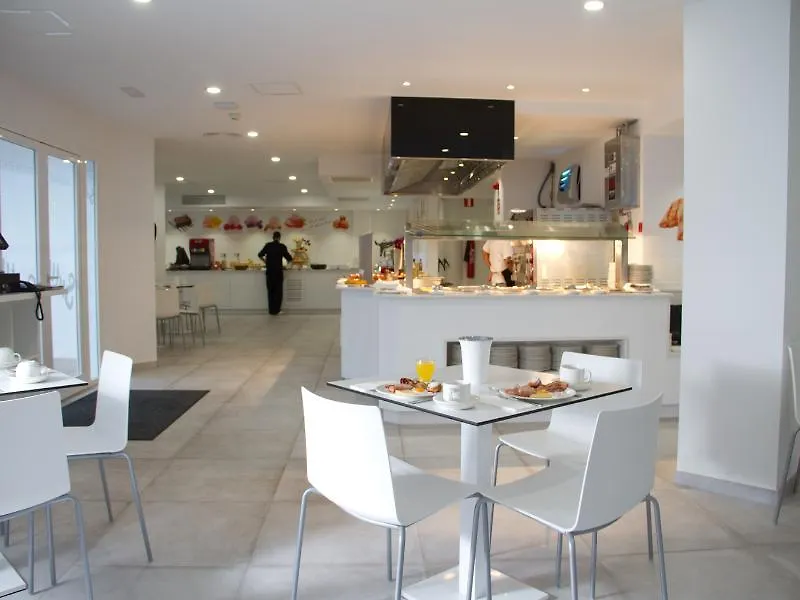 호텔 Apartamentos Triton 칼라 라트자다